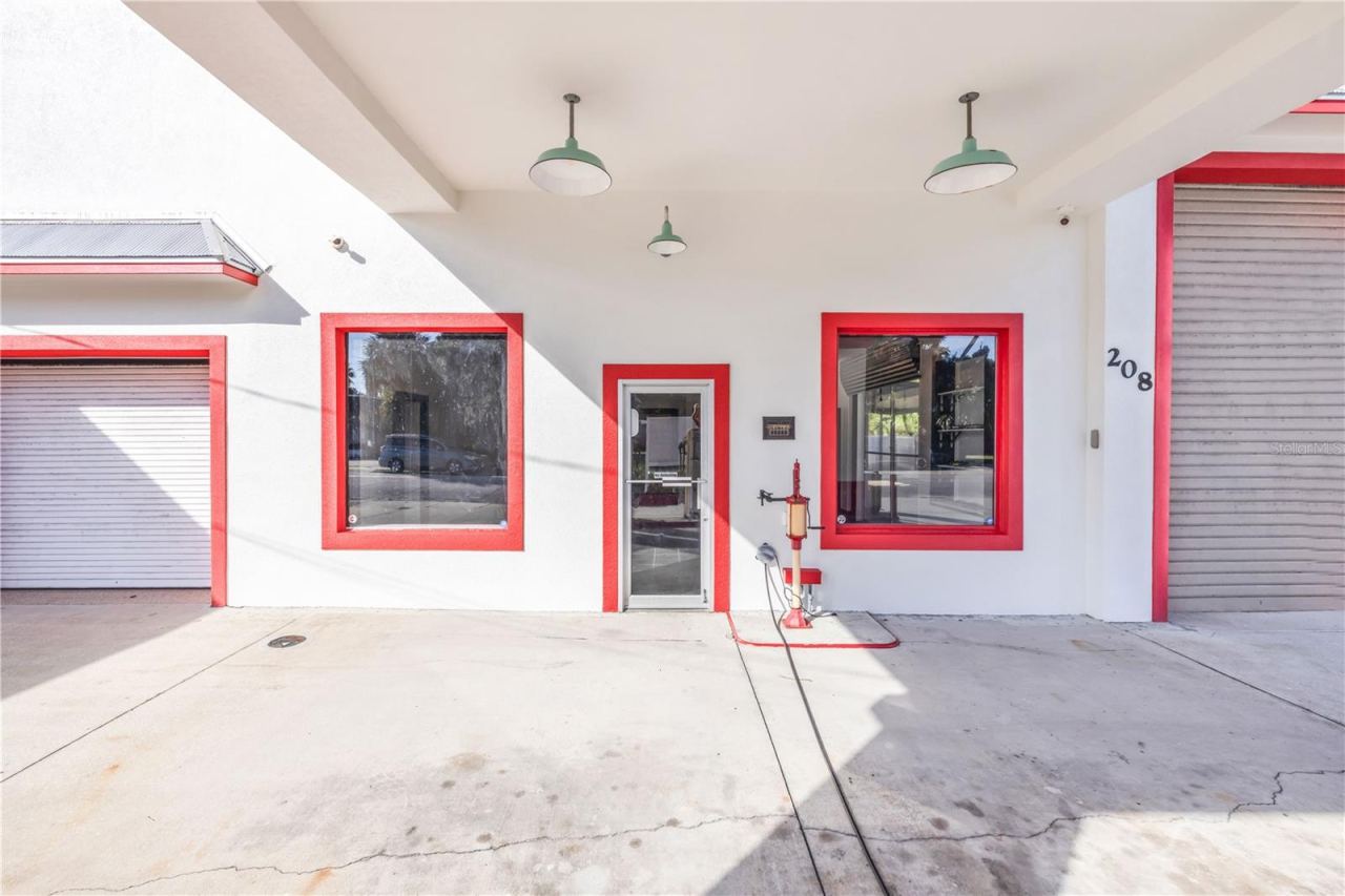 Photo 4 of 208 Magnolia St, New Smyrna Beach, FL 32168