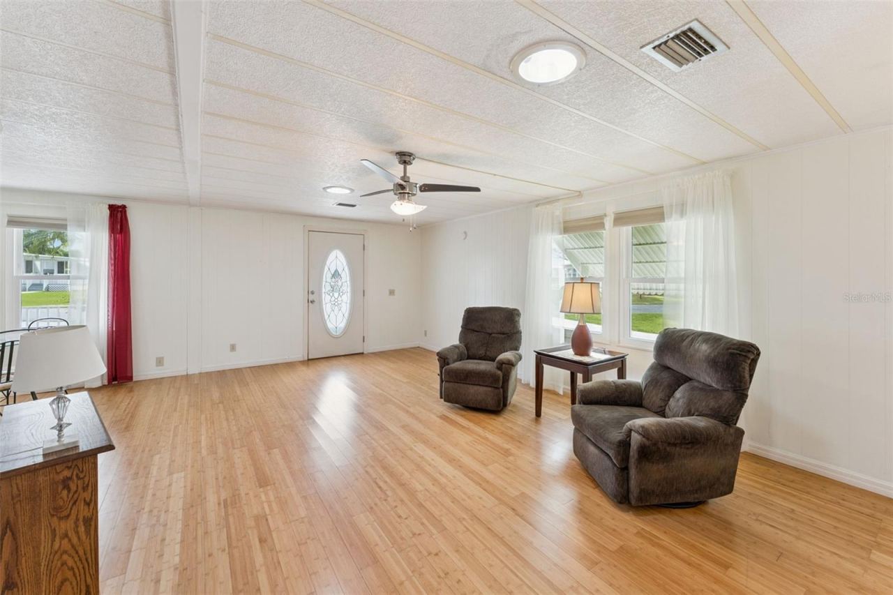 Photo 4 of 314 Lakeview Dr, Osteen, FL 32764