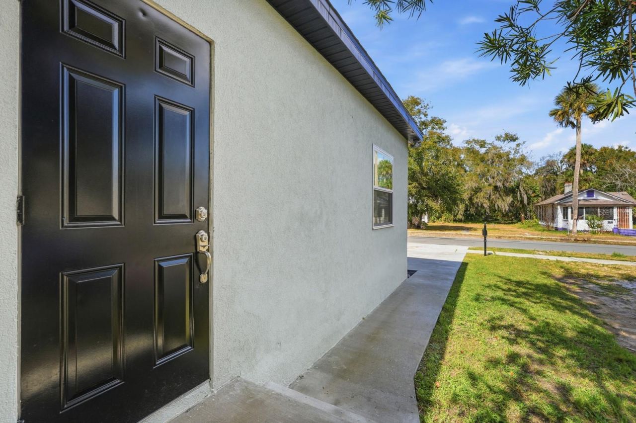 Photo 4 of 557 Live Oak Ave, Daytona Beach, FL 32114
