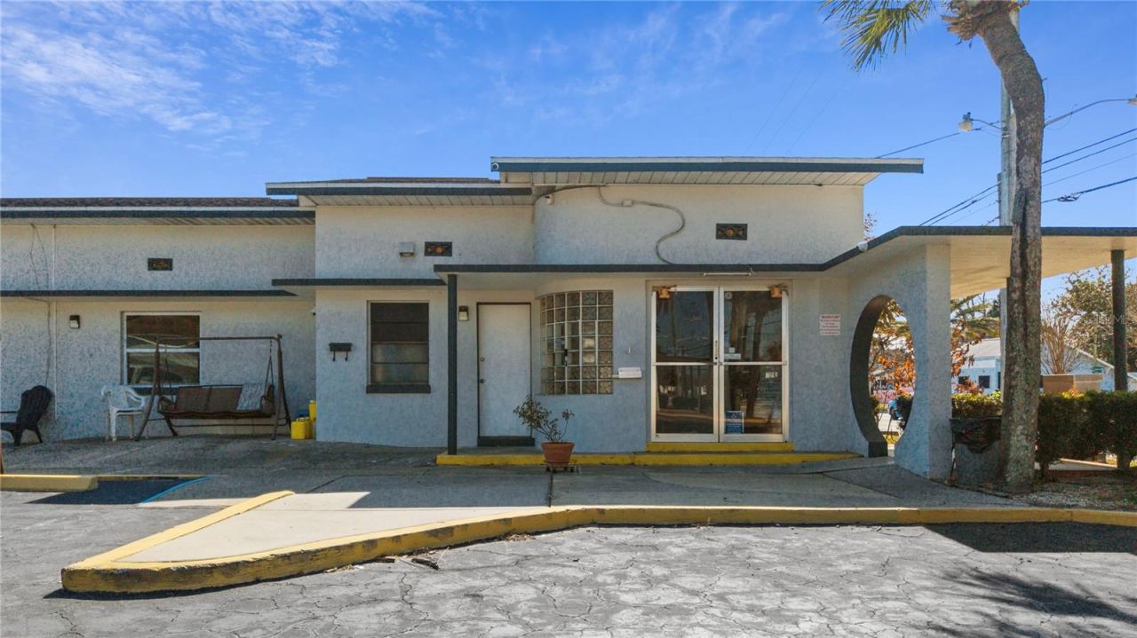 Photo 4 of 619 N Ridgewood Ave, Daytona Beach, FL 32114
