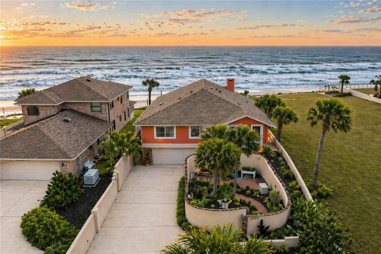 Photo 4 of 1504 N Atlantic Ave, Daytona Beach, FL 32118