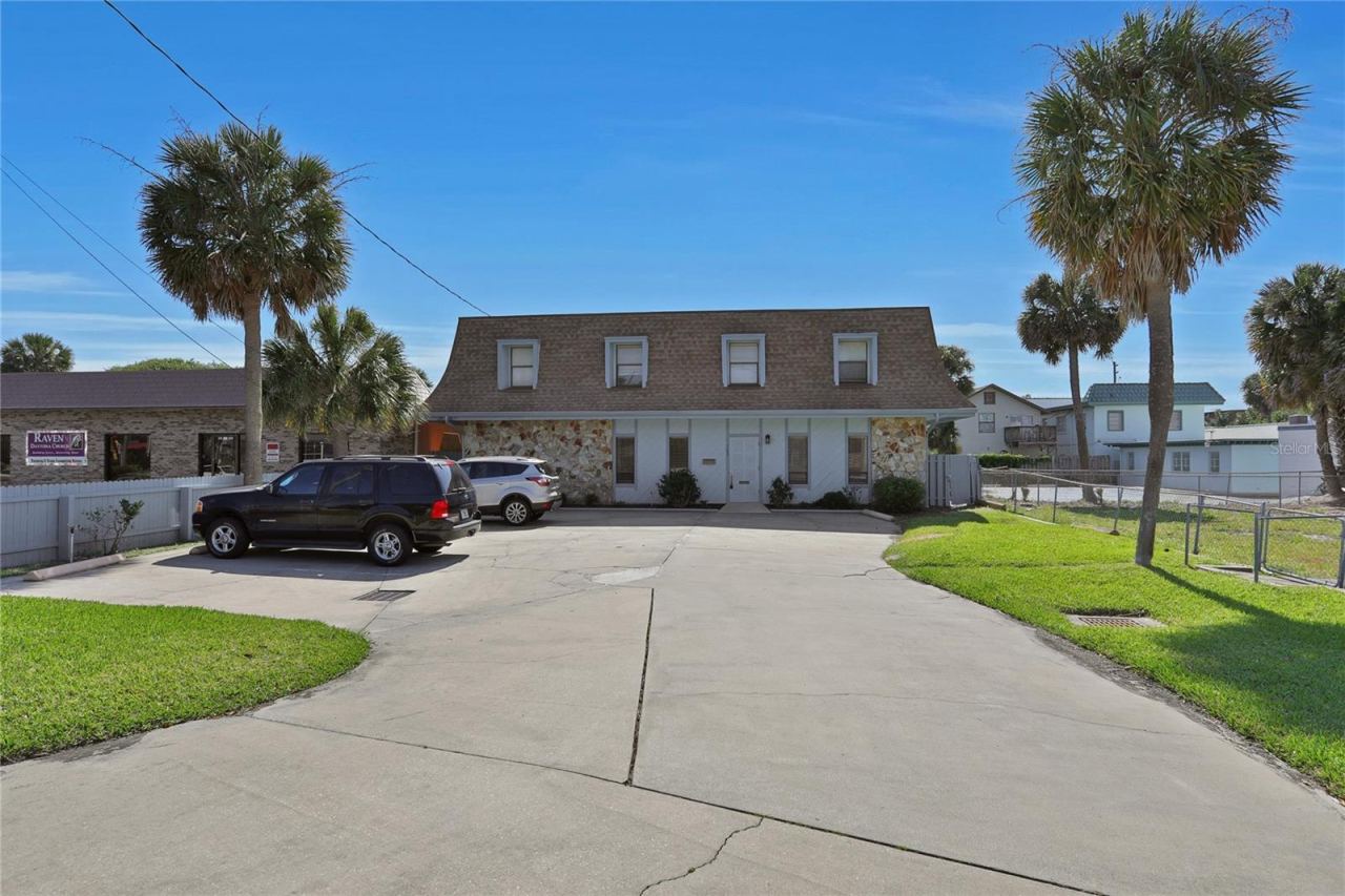 Photo 4 of 162 S Peninsula Dr, Daytona Beach, FL 32118