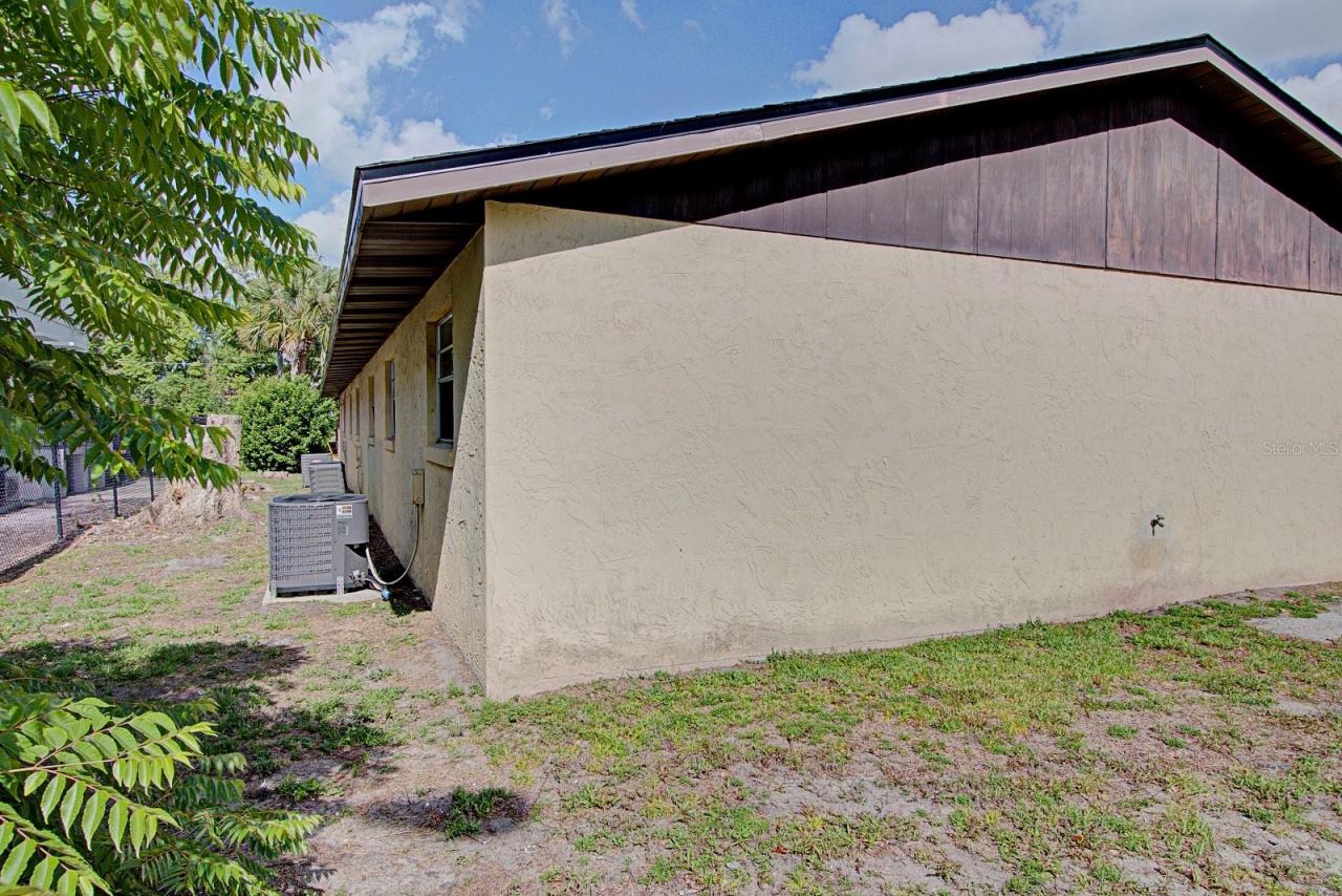 Photo 5 of 830 N Clake St, Deland, FL 32724