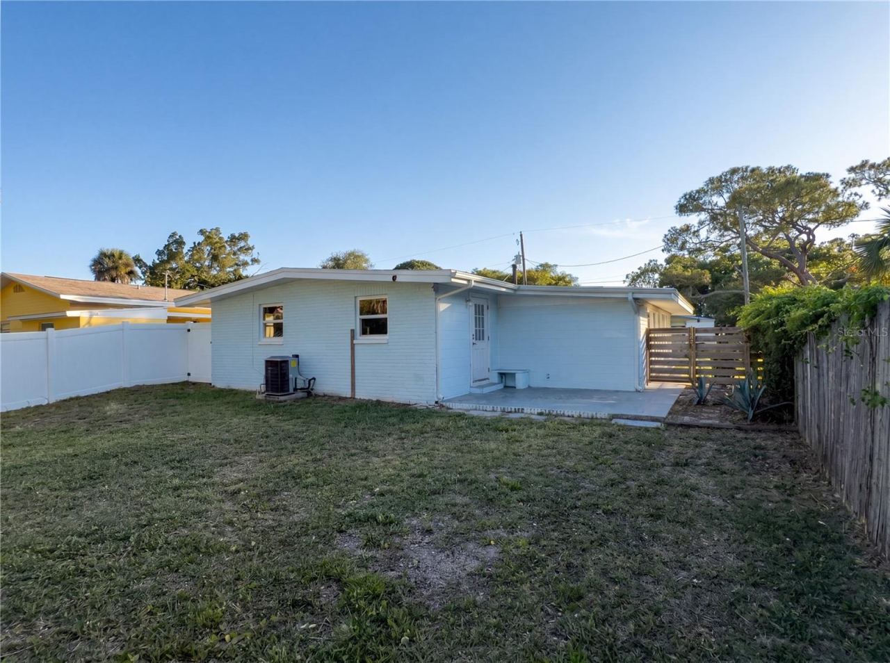 Photo 5 of 911 New York St, Edgewater, FL 32132