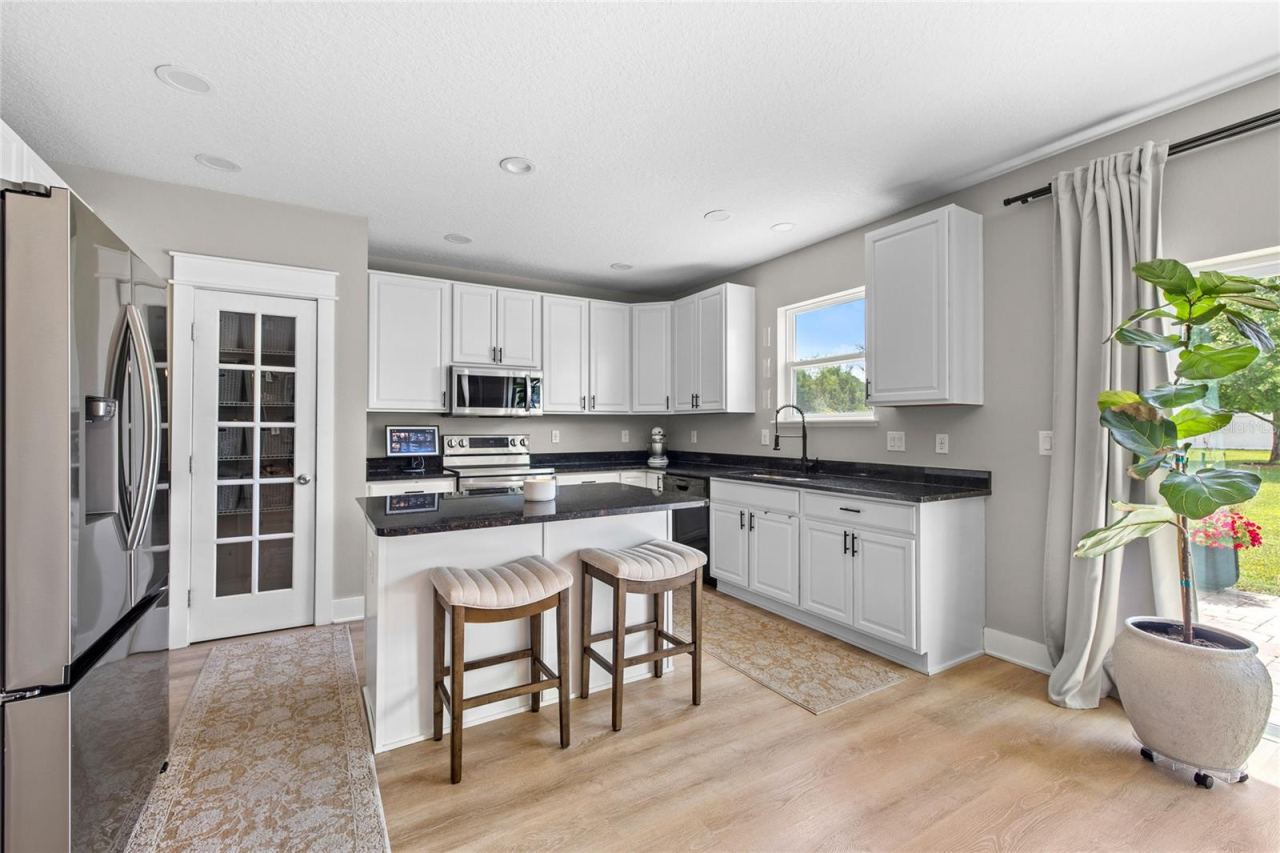 Photo 5 of 122 Los Arbor Dr, Deland, FL 32724