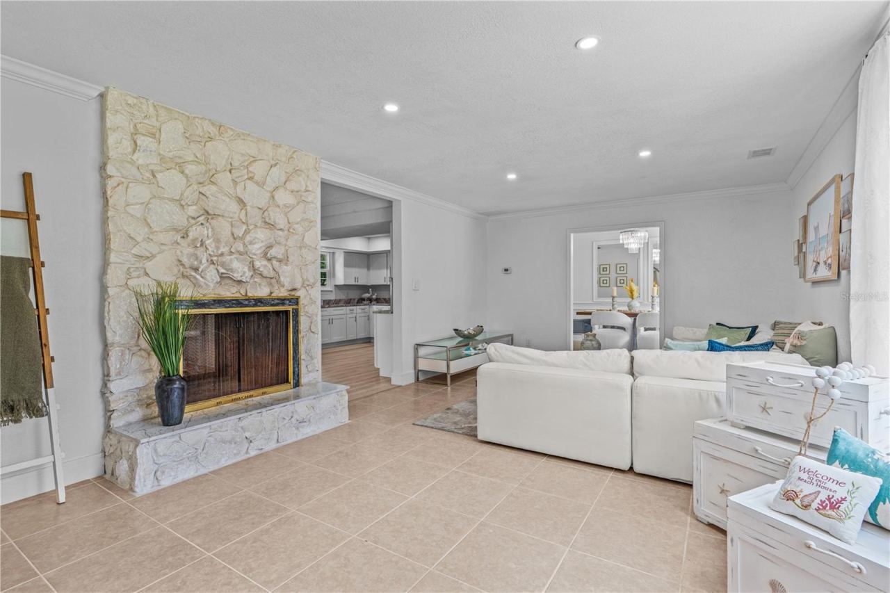 Photo 5 of 475 E Wisconsin Ave, Orange City, FL 32763