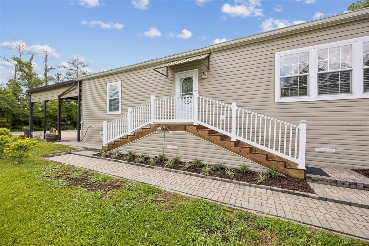 Photo 4 of 329 Paradise Cir, Satsuma, FL 32189