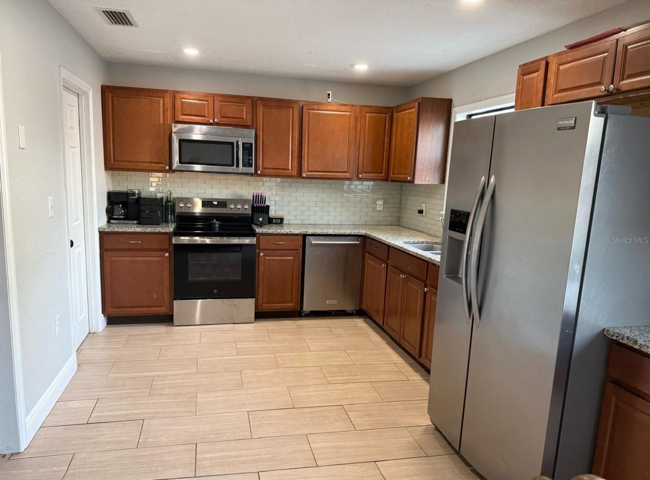 Photo 4 of 1540 Jupiter Ave, Deltona, FL 32738