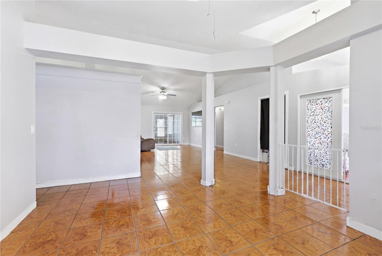 Photo 4 of 725 W 9th St, Deltona, FL 32725