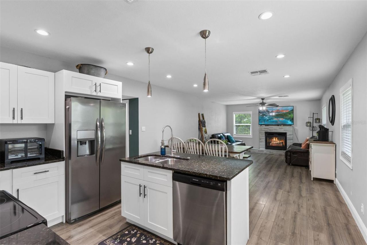 Photo 4 of 580 Lakeview Ave, Orange City, FL 32763