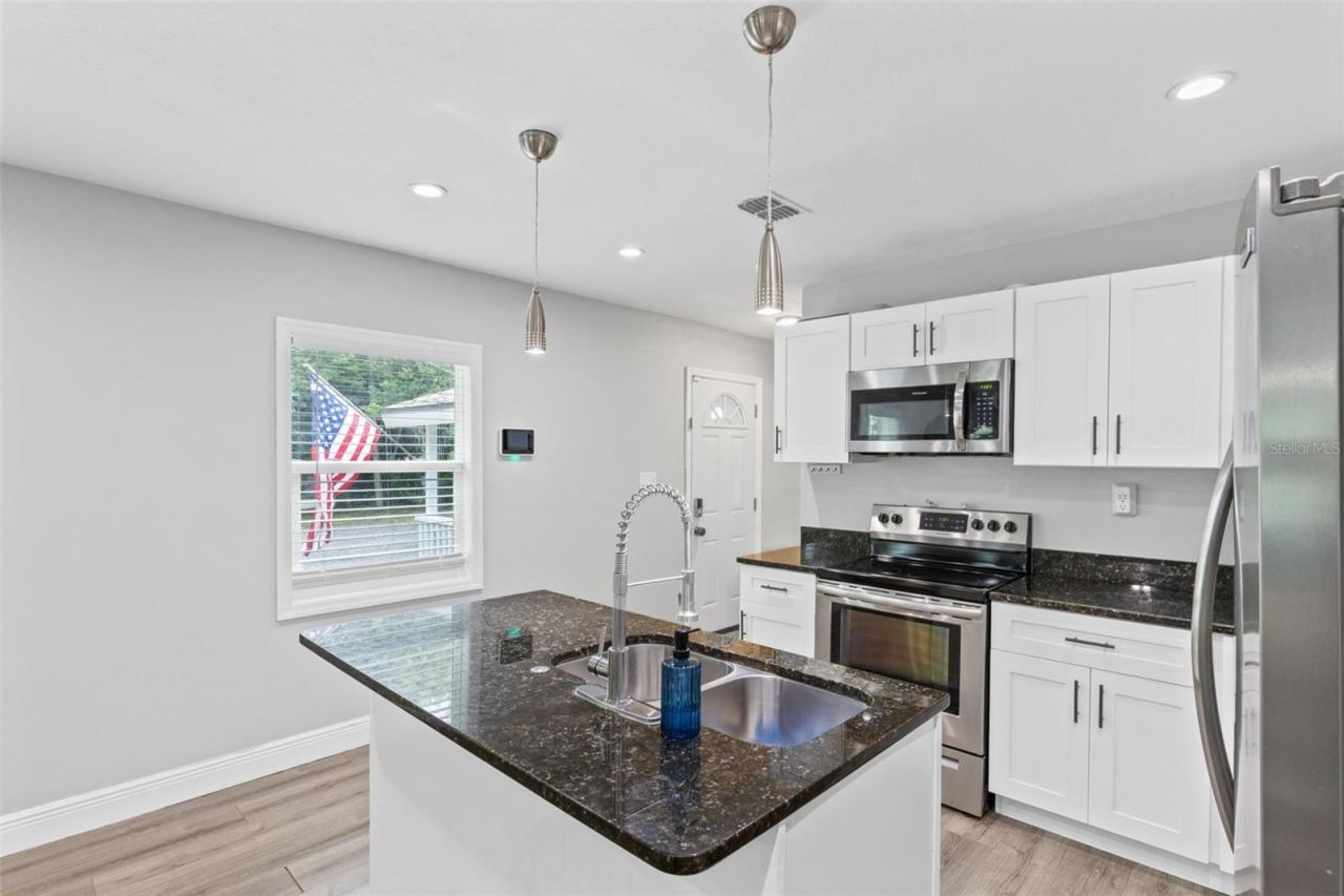 Photo 5 of 580 Lakeview Ave, Orange City, FL 32763