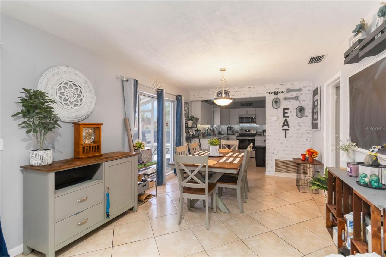 Photo 5 of 1624 Bloomfield Ave, Deltona, FL 32725