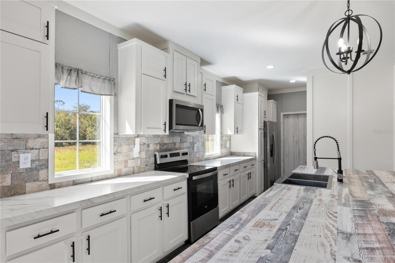Photo 3 of 2362 Ne County Road 1469, Hawthorne, FL 32640
