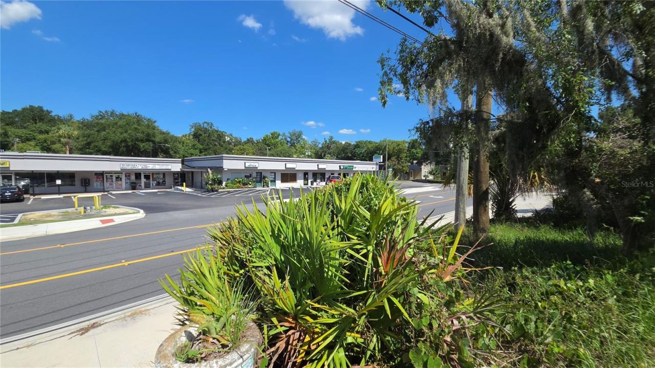 Photo 4 of 236 N Amelia Ave, Deland, FL 32724