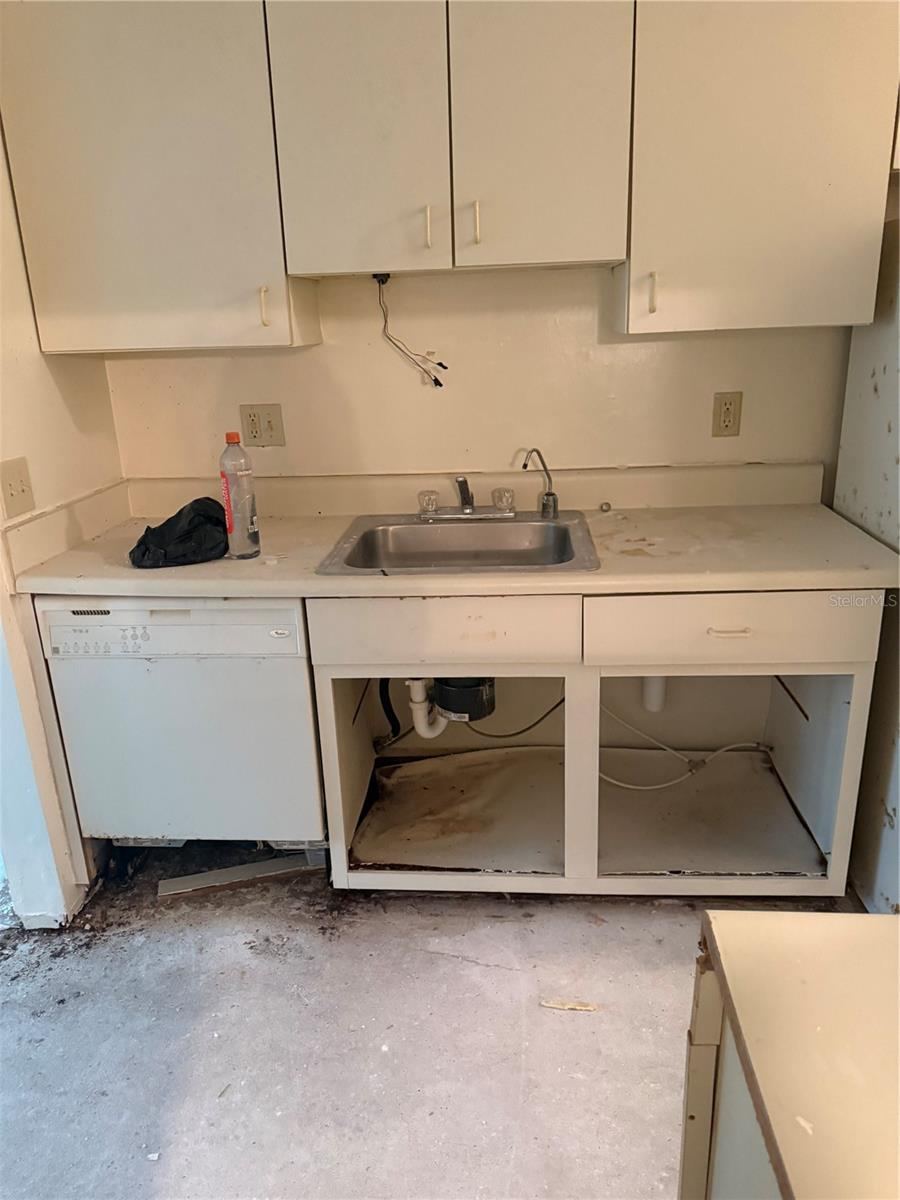 Photo 4 of 1401 S Palmetto Ave #201, Daytona Beach, FL 32114