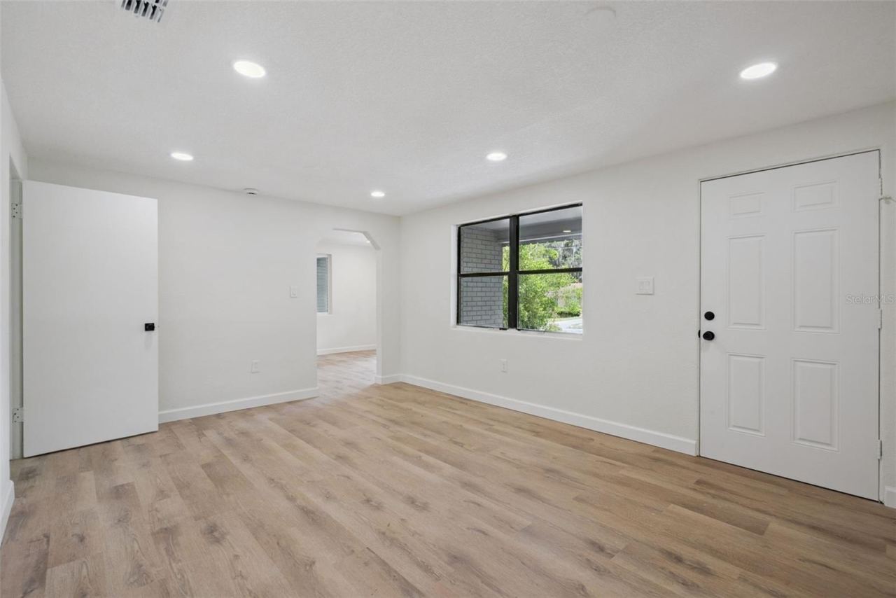 Photo 3 of 137 Lucerne Dr, Debary, FL 32713