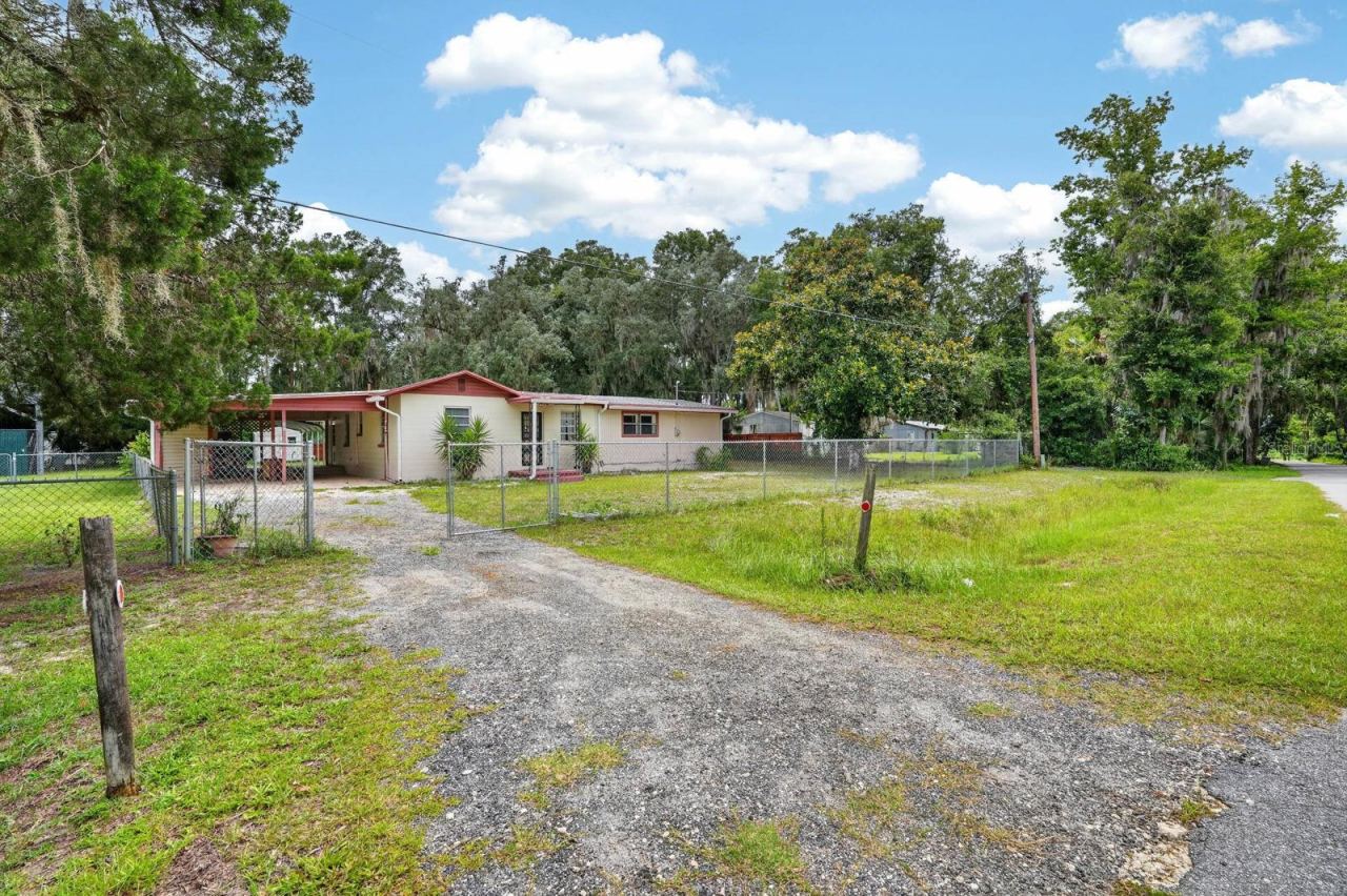 Photo 4 of 131 Dunn Ave, San Mateo, FL 32187