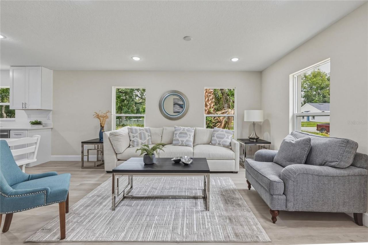 Photo 5 of 520 W Beresford Ave, Deland, FL 32720