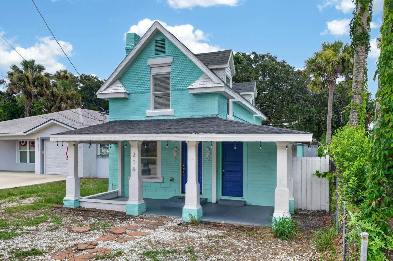 Photo 4 of 216 N Halifax Ave, Daytona Beach, FL 32118
