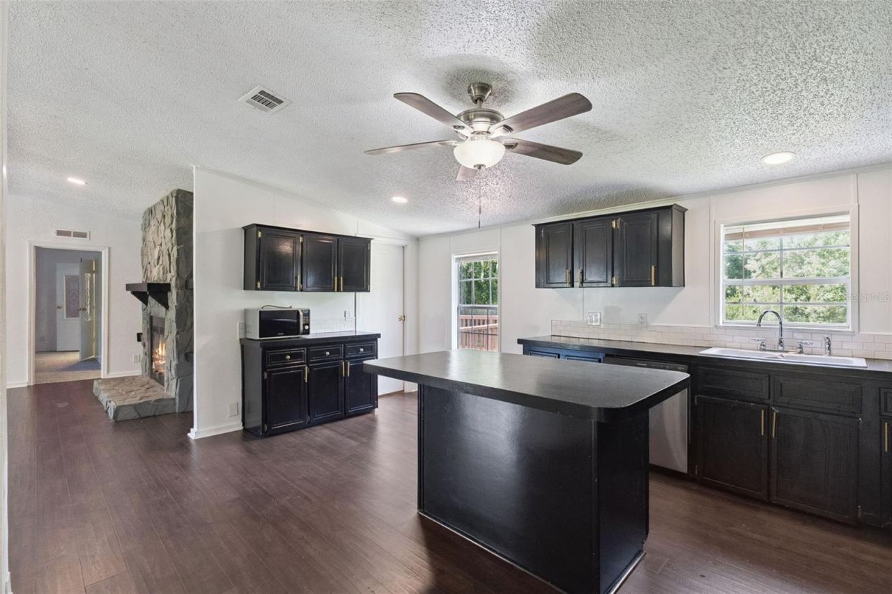 Photo 4 of 129 Patrician Pl, Satsuma, FL 32189