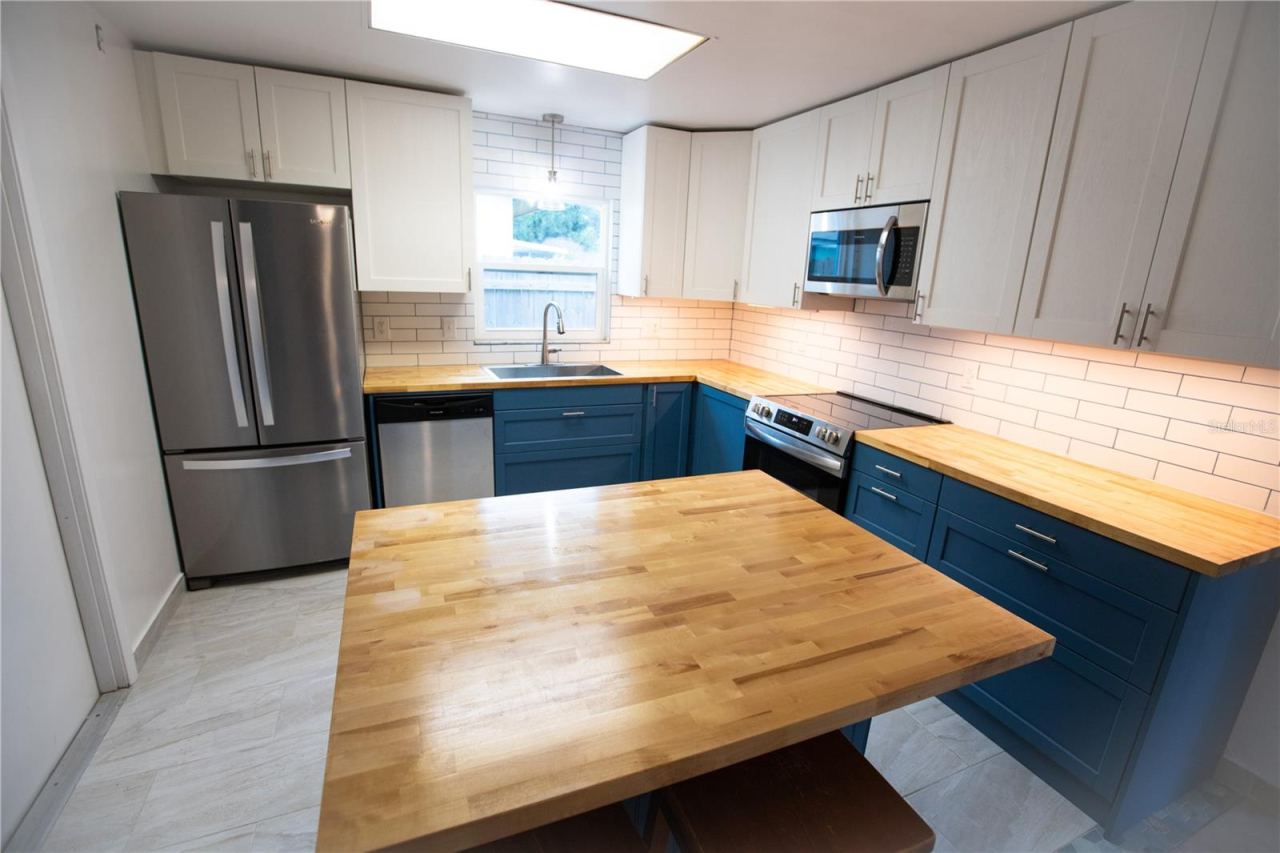 Photo 5 of 526 Dorset Cir, South Daytona, FL 32119
