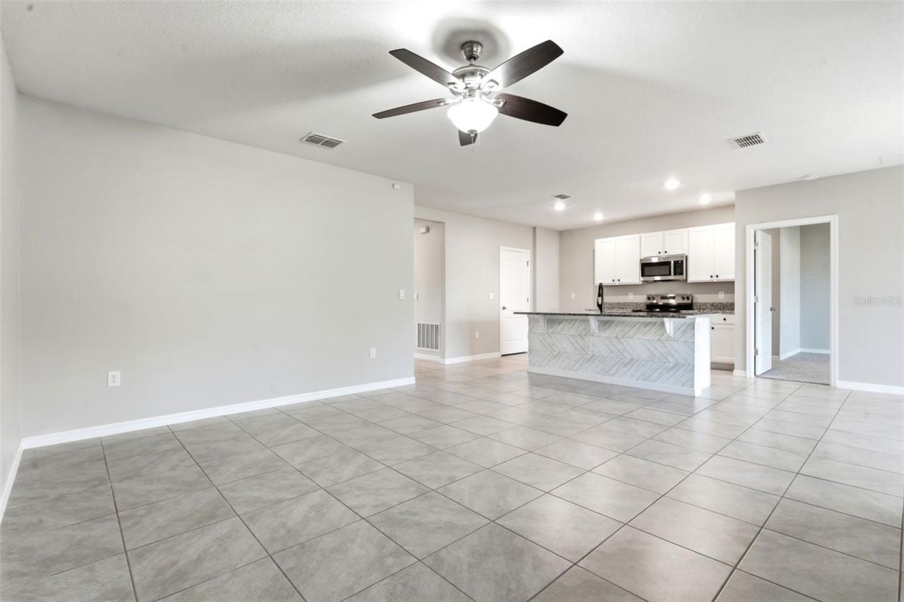 Photo 4 of 895 Lazio Cir, Debary, FL 32713