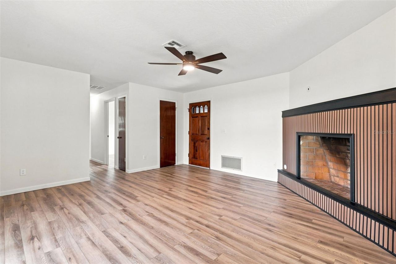 Photo 4 of 1441 Ne Old Mill Dr, Deltona, FL 32725