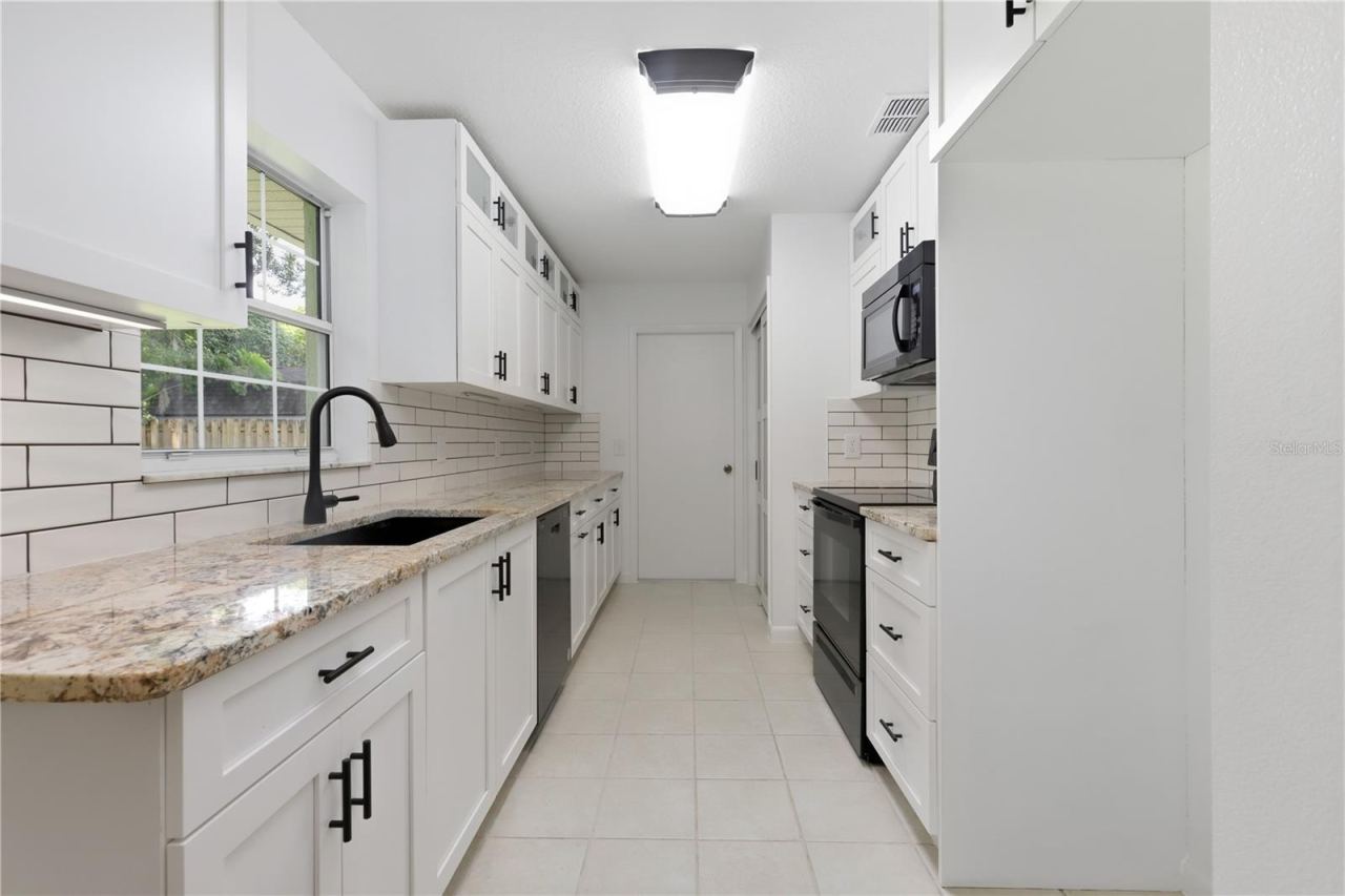 Photo 5 of 2020 Lemon St, Deland, FL 32720