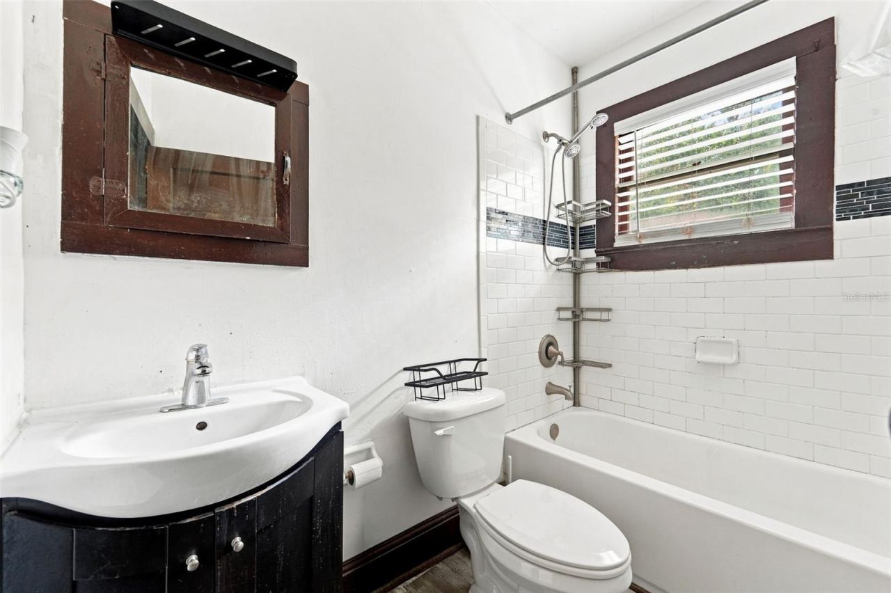 Photo 5 of 316 S Amelia Ave, Deland, FL 32724