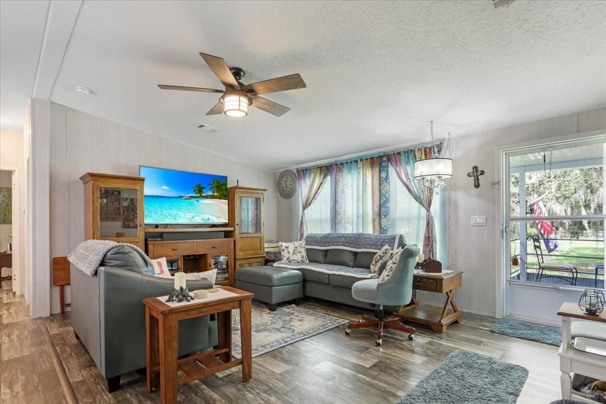 Photo 4 of 152 Kelly Ln, Hawthorne, FL 32640