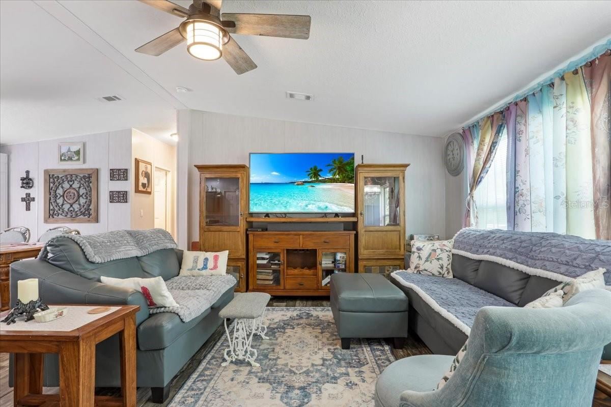 Photo 5 of 152 Kelly Ln, Hawthorne, FL 32640