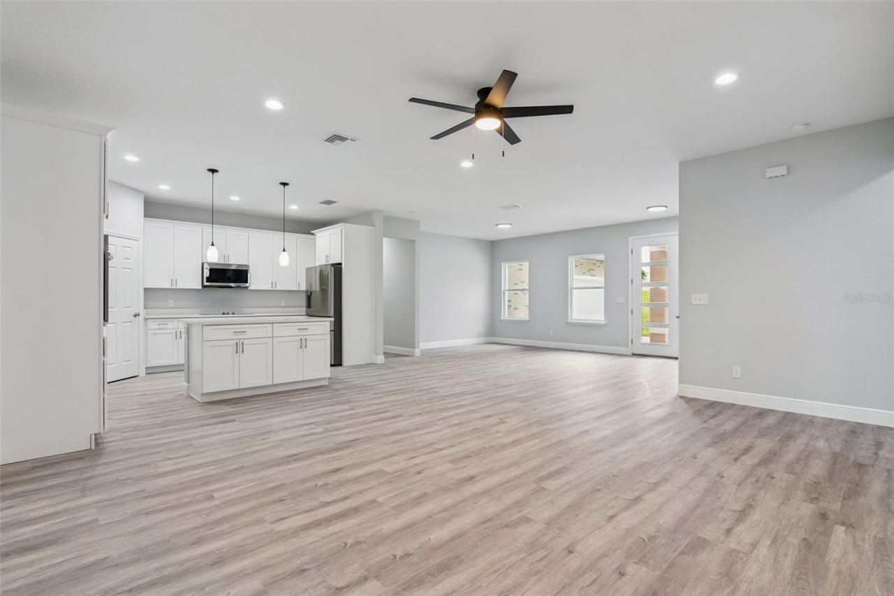Photo 4 of 2043 Watersedge Dr, Deltona, FL 32738