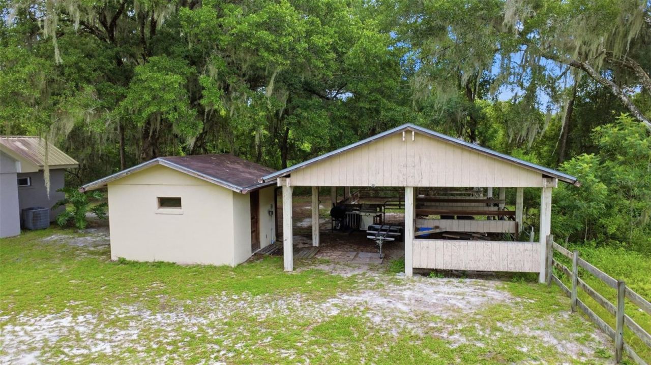 Photo 5 of 1320 W Taylor Rd, Deland, FL 32720