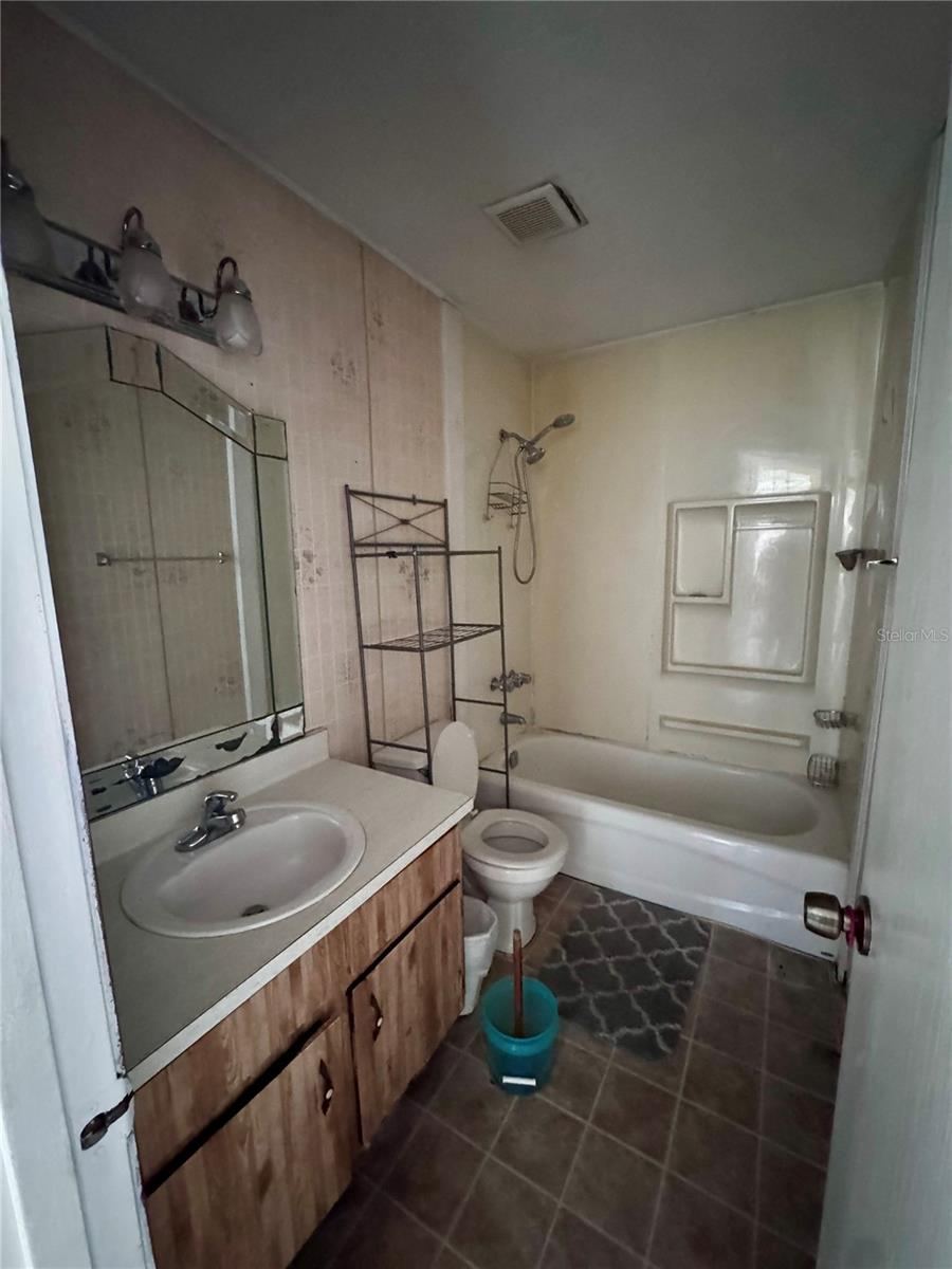 Photo 5 of 920 Boulder Dr, South Daytona, FL 32119