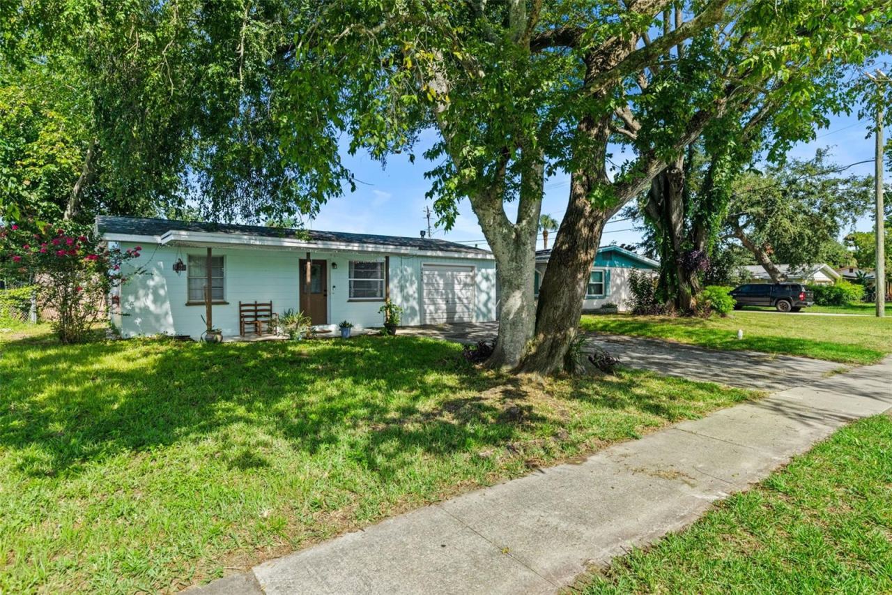 Photo 4 of 2608 Anastasia Dr, South Daytona, FL 32119