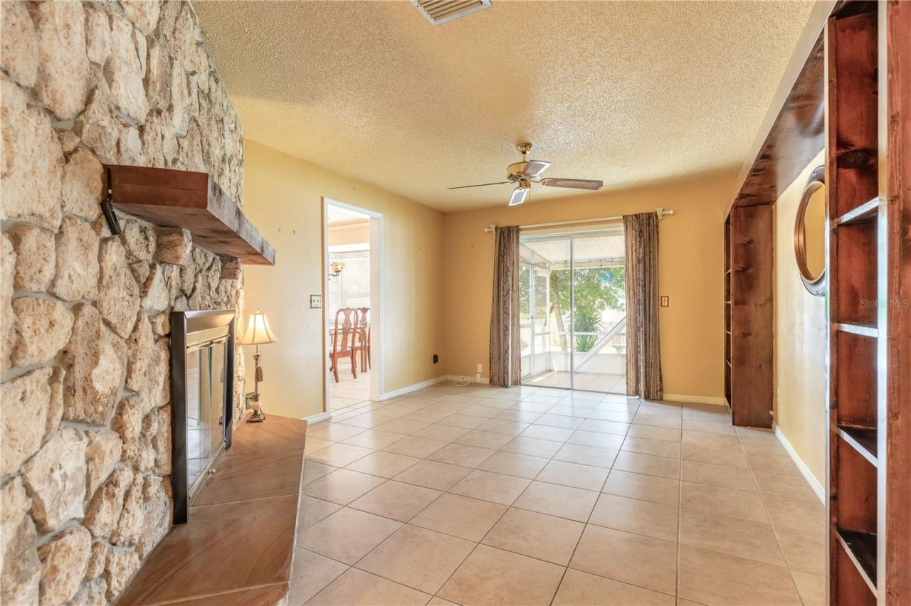 Photo 5 of 834 Sweetbrier Dr, Deltona, FL 32725