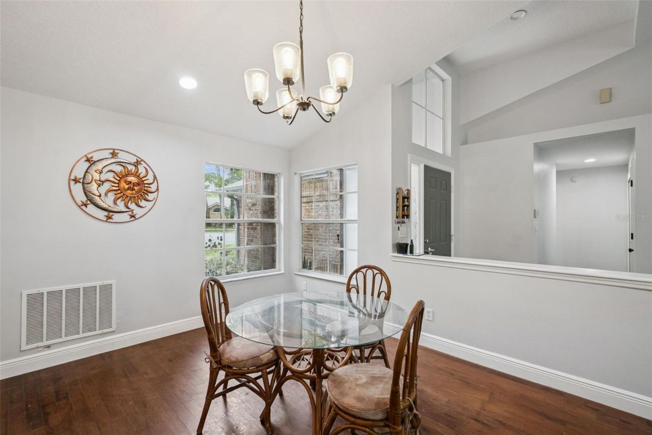 Photo 5 of 806 Oak Forest Ct, Deland, FL 32724
