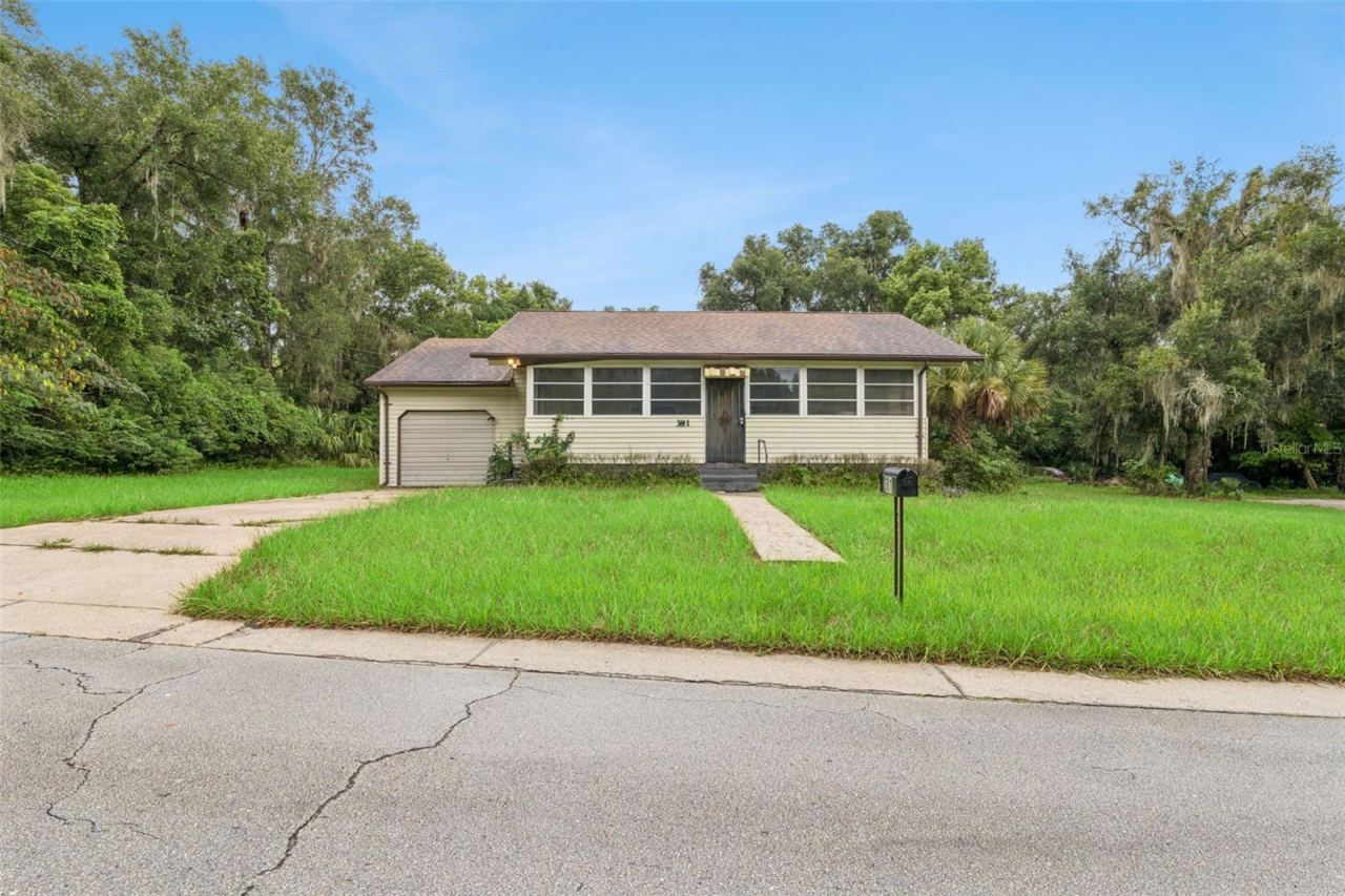 Photo 4 of 381 W Ohio Ave, Lake Helen, FL 32744
