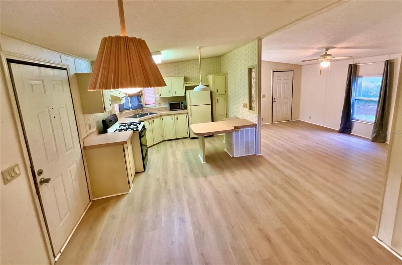Photo 5 of 107 Crystal Lake Dr, Melrose, FL 32666