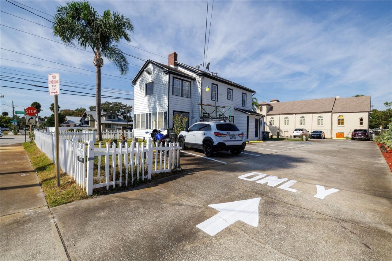 Photo 4 of 429 N Ridgewood Ave, Daytona Beach, FL 32114