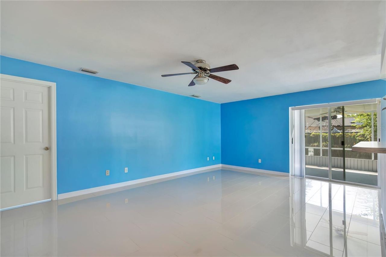 Photo 4 of 561 15th St, Holly Hill, FL 32117