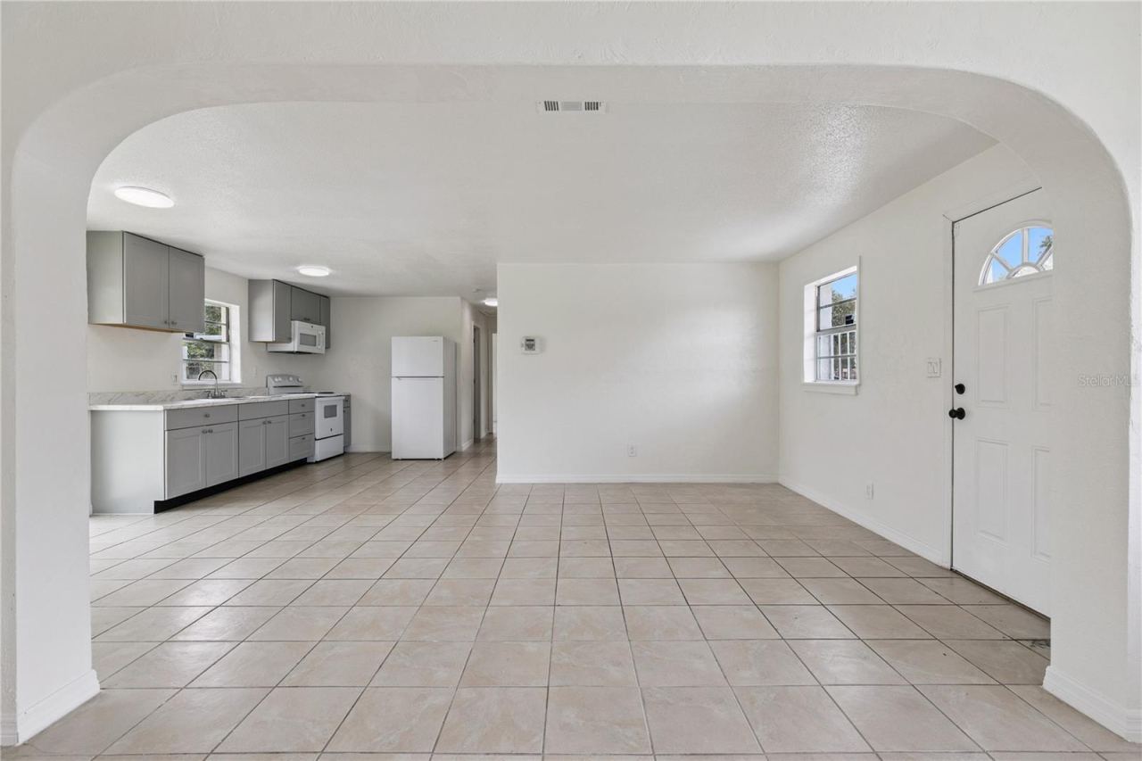 Photo 4 of 875 Loomis Ave, Daytona Beach, FL 32114