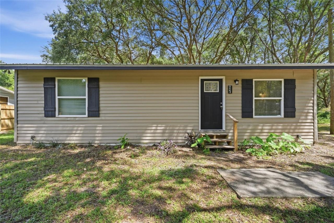 Photo 4 of 924 Maltas Ave, Interlachen, FL 32148