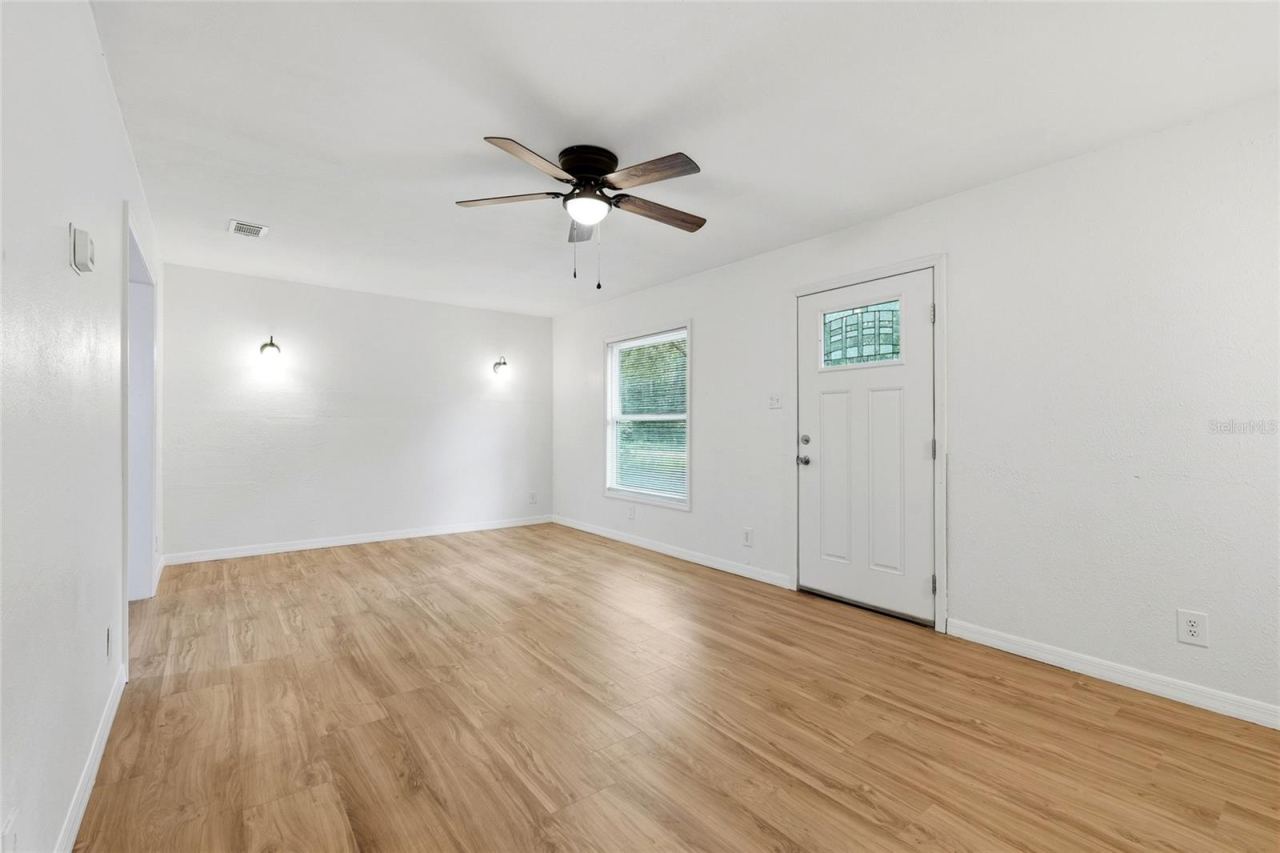 Photo 5 of 924 Maltas Ave, Interlachen, FL 32148