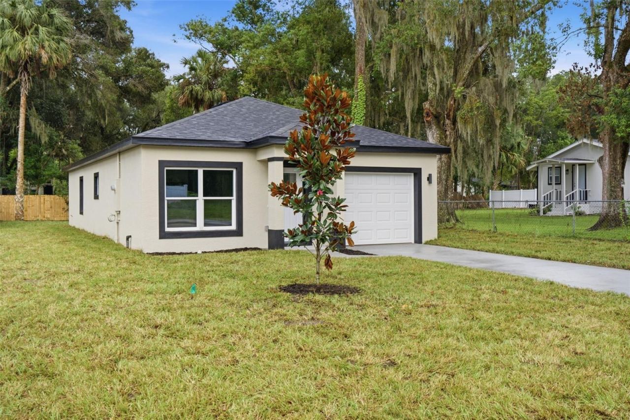 Photo 4 of 1111 S Adelle Ave, Deland, FL 32720