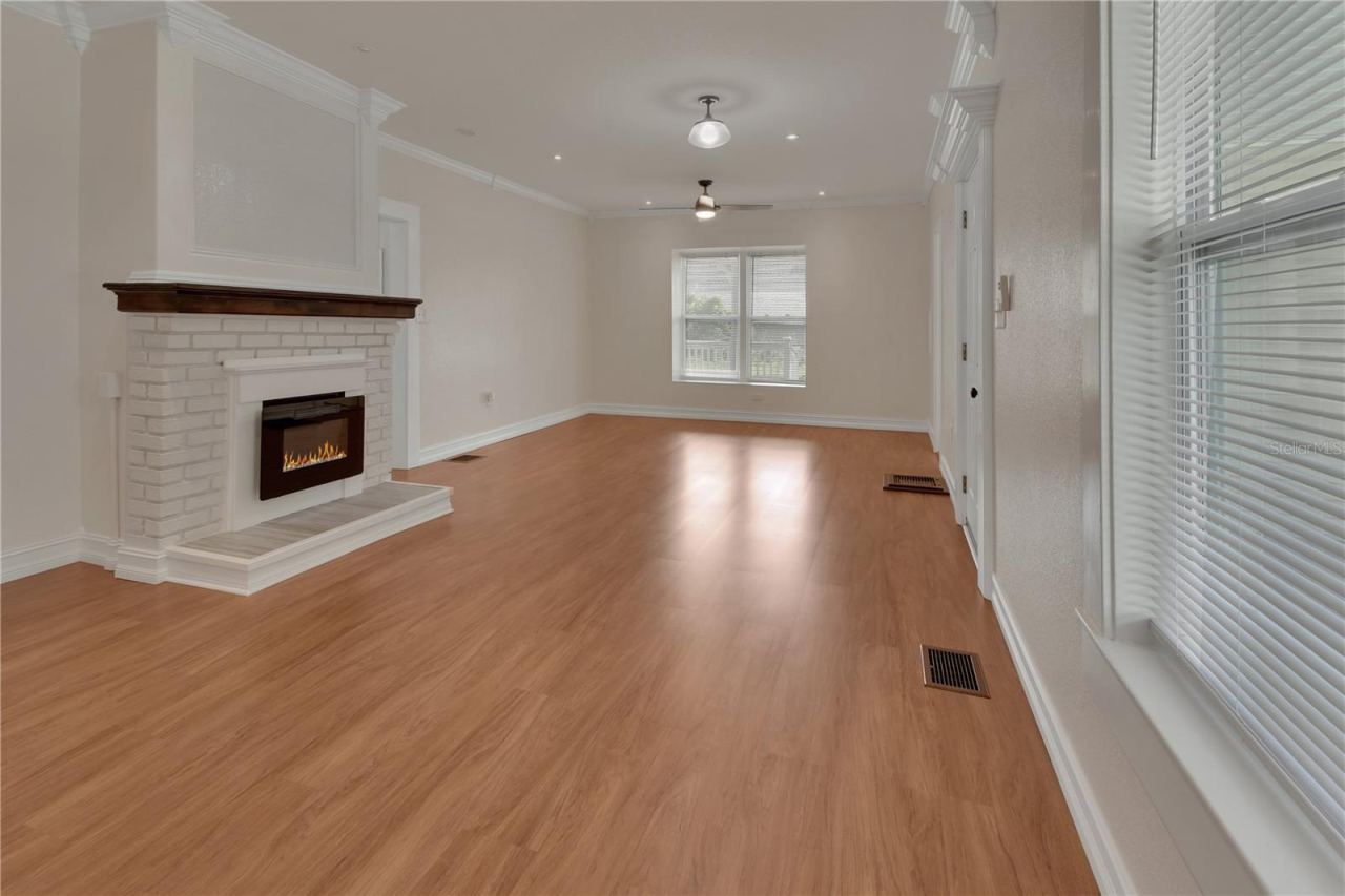 Photo 4 of 903 E New York Ave, Deland, FL 32724