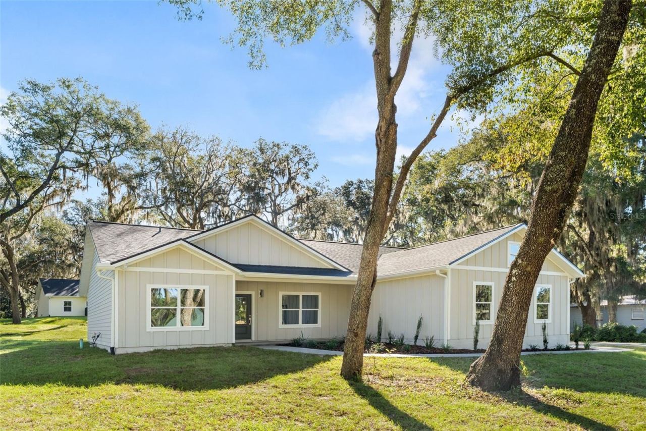 Photo 2 of 377 Se 4th Ave, Melrose, FL 32666