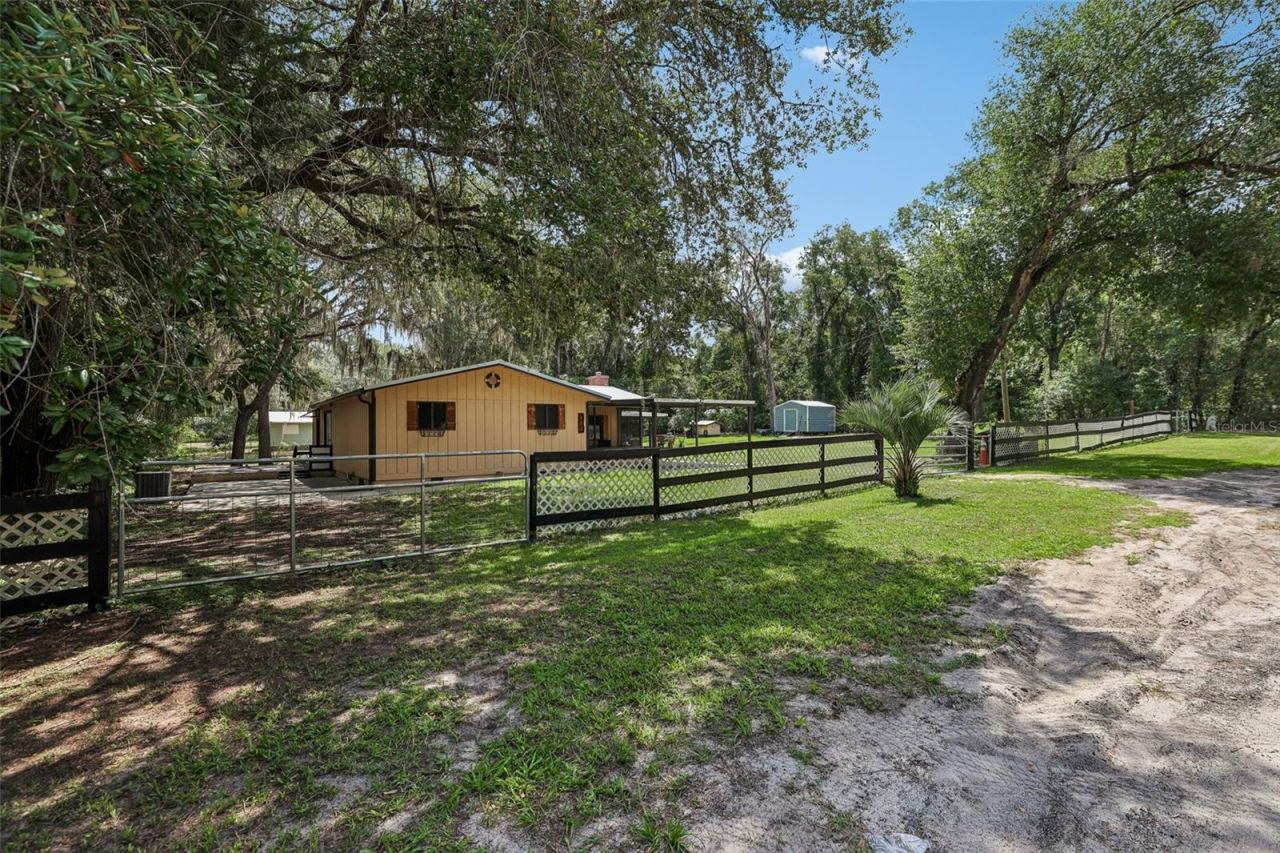 Photo 4 of 212 Dogwood Dr, Interlachen, FL 32148