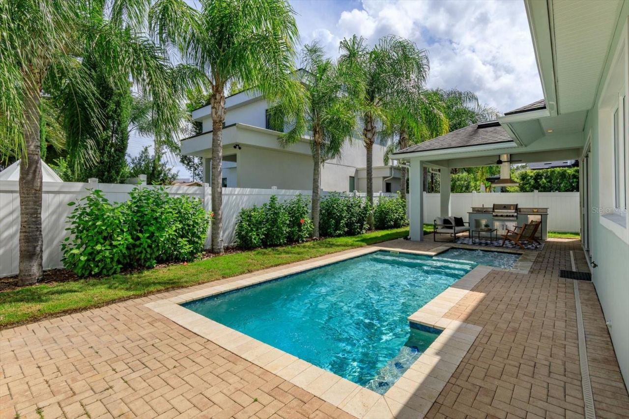 Photo 2 of 533 Country Club Dr, Winter Park, FL 32789
