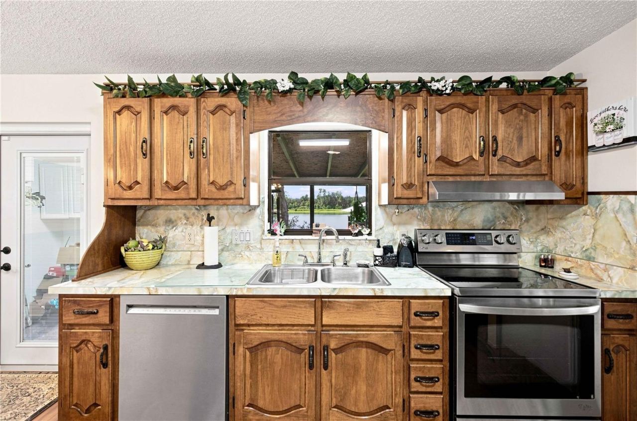 Photo 4 of 107 Church Lake Dr, Interlachen, FL 32148